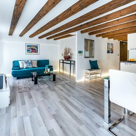 4 Apartment *